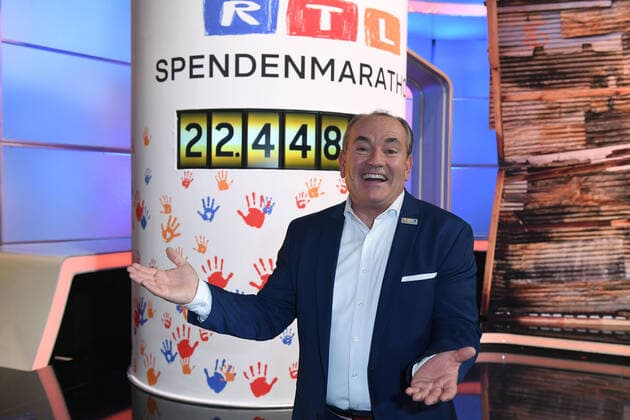 Bilder des Jahres 2021, Entertainment 11 November Entertainment Themen der Woche KW46 Entertainment Bilder des Tages RTL-Spendenmarathon 2021 am 19.11.2021 im EMG Studio 8 in Hürth Wolfram Kons präsentiert den Endstand ( EUR 22.448.676 ) beim RTL-Spendenmarathon 2021 am 19.11.2021 im EMG Studio 8 in Hürth.