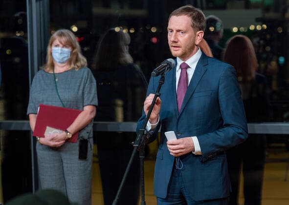 Bilder des Jahres 2021, News 11 November News Themen der Woche KW46 News Bilder des Tages GER Sachsen Dresden - Landtag Kabinettspressekonferenz zur bedrohlichen pandemischen Lage Pandemie Corona hohen Inzidenzenzahlen und notwendigen Impfungen und einem daraus und durch den MP Ministerpräsidenten des Freistaates Sachsens Michael Kretschmer ( CDU ) verkündeten Lockdown in der vierten Welle der Pandemie - hier im Foto dahinter Gesundheitsministerin Barbara Köpping 19.11.21 191121 -
