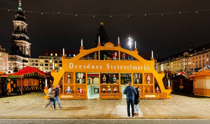 Bilder des Jahres 2021, News 11 November News Themen der Woche KW46 News Bilder des Tages GER Sachsen Dresden - Altmarkt Blick auf den geschlossenen 587. Striezelmarkt - bis zuletzt wurde am Freitagnachmittag gehofft den traditonellen Weihnachtsmarkt öffnen zu können - doch durch den neuerlichen Teil Lockdown bleibt er vorerst bis zum 12. Dezember geschlossen und gehen die Lichter auf dem Riesenschwibbogen der Firma Gahlenz Holzkunst GmbH nicht an und dreht sich auch die Riesenpyramide im Hintergrund nicht 19.11.21 -