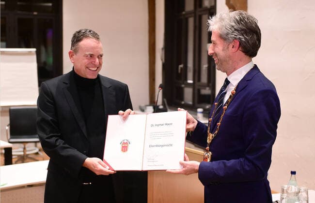 Bilder des Jahres 2021, News 11 November News Themen der Woche KW46 Tuebingen 20.11.2021 Die Universitaetsstadt Tuebingen verleiht Dr. Ingmar Hoerr, Gruender von CureVac und Wegbereiter fuer die mRNA-Impfstoff-Technologie, das Ehrenbuergerrecht. Oberbuergermeister Boris Palmer (re, Die Gruenen) mit Amtskette ueberreichte Dr. Ingmar Hoerr die Ehrenbuerger-Urkunde.