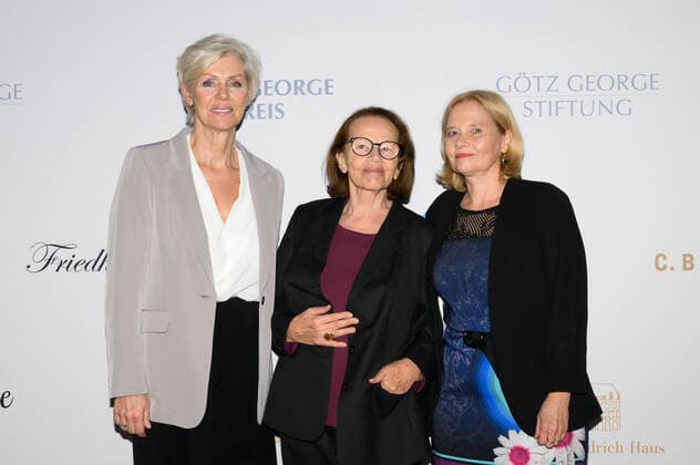 Bilder des Jahres 2021, Entertainment 11 November Entertainment Themen der Woche KW46 Entertainment Bilder des Tages Berlin GER, Berlin, 21.11.21, Goetz George Preis 4 - Red Carpet v.l. Marika George, Gudrun Ritter - Preistraegerin, Franziska Ritter, Goetz George Preis 4 - Red Carpet, Kaiserin-Friedrich-Haus, 21.11.21, Copyright: xUwexKoch Eibner-Pressefotox EP_UKH
