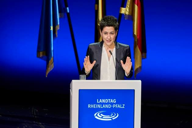 Bilder des Jahres 2021, News 11 November News Themen der Woche KW47 News Bilder des Tages Festakt im Theater Koblenz - 75 Jahre Parlament in Rheinland-Pfalz 22.11.2021, Rheinland-Pfalz, Koblenz: Dunja Hayali, Journalistin spricht im Theater Koblenz die Festansprache. Am 22. November 1946 trat die rheinland-pfälzische Beratende Landesversammlung zum ersten Mal zusammen. 75 Jahre danach wird das am selben Ort gefeiert.