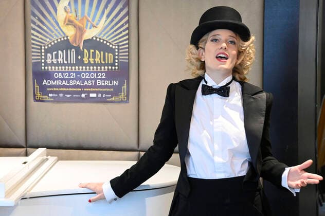 Bilder des Jahres 2021, Entertainment 11 November Entertainment Themen der Woche KW47 Entertainment Bilder des Tages Lena Müller als Marlene Dietrich bei der Pressekonferenz zur neu überarbeiteten Revue Berlin Berlin im 20er-Jahre Hotel am Steinplatz. Berlin, 23.11.2021