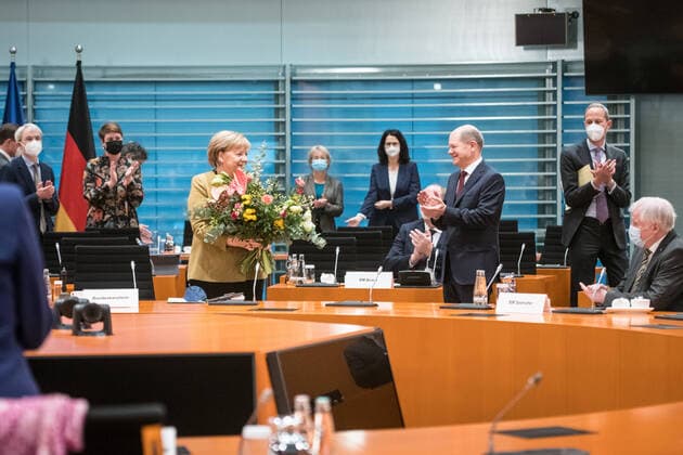 Bilder des Jahres 2021, News 11 November News Themen der Woche KW47 Bundeskanzlerin Angela Merkel (CDU) mit einem Blumenstrauss ueberreicht von Finanzminister und Vizekanzler Olaf Scholz (SPD) am 24. November 2021 bei ihrer voraussichtlich letzten Kabinettsitzung im Amt der Bundeskanzlerin der Bundesregierung im Kanzleramt in Berlin. Kabinettsitzung der Bundesregierung