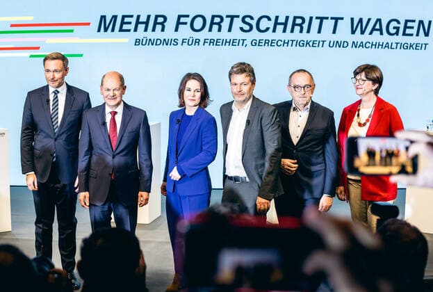 Bilder des Jahres 2021, News 11 November News Themen der Woche KW47 News Bilder des Tages Christian Lindner (FDP), Olaf Scholz (SPD), Annalena Baerbock (Buendnis 90 Die Gruenen), Robert Habeck (Buendnis 90 Die Gruenen), Norbert Walter-Borjans (SPD) und Saskia Esken (SPD) (v.l.n.r.) im Rahmen der Vorstellung des Koalitionsvertrags in Berlin, 24.11.2021. Berlin Deutschland