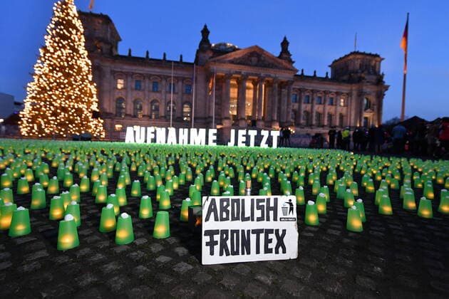 Bilder des Jahres 2021, News 11 November News Themen der Woche KW47 News Bilder des Tages Mit Tausenden gruenen Lichtern haben Fluechtlingsorganisationen am ersten Adventssonntag (28.11.2021) zwischen Berliner Reichstagsgebaeude und Kanzleramt fuer die Einrichtung eines humanitaeren Korridors fuer die gefluechteten Menschen an der polnisch-belarussischen Grenze demonstriert. Die Menschen, die aktuell im Grenzgebiet ausharren, sollten zuegig in Deutschland aufgenommen werden und einen Antrag auf Asyl stellen koennen, erklaerten die Initiativen in Berlin. (Siehe epd-Meldung vom 28.11.2021) Tausende gruene Lichter fuer humanitaeren Korridor nach Belarus