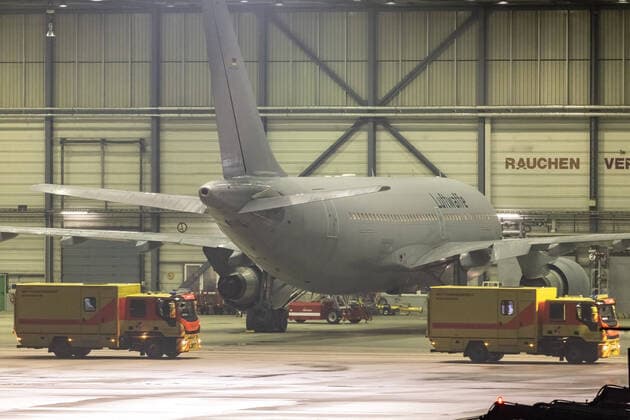 Bilder des Jahres 2021, News 11 November News Themen der Woche KW47 Der Airbus A310-304 MRTT (A310, MedEvac) der German Air Force (Luftwaffe) mit der Registrierung 10+25 (MSN: 484) transportierte am Sonntag COVID-19 Intensiv-Patienten aus München zum Flughafen Hamburg Airport (EDDH HAM) um dann mit Rettungsdienst der Bundeswehr weiter nach Schleswig-Holstein transportiert zu werden. Hamburg Hamburg Deutschland