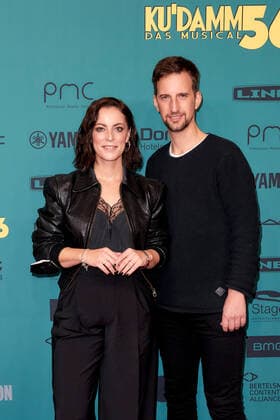 Musical Premiere von Ku damm 56 Stefanie Kloß mit Freund Thomas Stolle auf dem roten Teppich bei der Premiere von Ku damm 56 - Das Musical im Stage Theater des Westens in Berlin. Copyright: xEventpressxGolejewskix