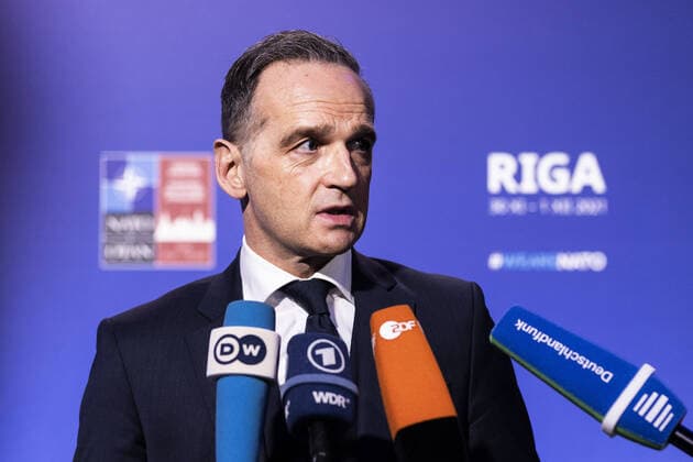 Bilder des Jahres 2021, News 11 November News Bilder des Tages Heiko Maas, geschaeftsfuehrender Bundesaussenminister, spricht zu den Medien beim NATO-Aussenministertreffen in Riga, 30.11.2021. Maas reist nach Riga zum NATO-Aussenministertreffen, bei dem unter Anderem die politischen Situationen in Afghanistan und in der Ukraine thematisiert werden. Riga Lettland Copyright: xFlorianxGaertnerx