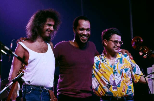PAT METHENY, BILLY HIGGINS, CHARLIE HADEN Jazzmusiker Pat Metheny, amerikanischer Gitarrist mit den Gastmusikern, Billy Higgins, Schlagzeuger und Charlie Haden, Kontrabassist, bei einem Konzert, 1984. The American Jazz musicians Pat Metheny, guitarist with Billy Higgins, drummer and Charlie Haden, double bass player, performance, 1984., Deutschland Copyright: kpa UnitedArchives55022613 EDITORIAL USE ONLY
