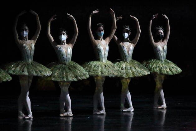 Bilder des Jahres 2021, Entertainment 12 Dezember Entertainment Themen der Woche KW48 Tänzerinnen und Tänzer während der Fotoprobe für Don Quixote in der Deutschen Oper Berlin, 1. Dezember 2021. Staatsballett Berlin. Choreografie und Inszenierung Victor Ullate. Musik Ludwig Minkus. Bühne und Kostüme Roberta Guidi di Bagno. Premiere ist am 3. Dezember 2021. +++ Sperrfrist: Fotoveröffentlichung ab 3. Dezember 2021, 19.30 Uhr. +++ Staatsballett Berlin Don Quixote