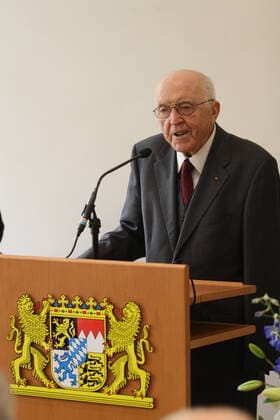 Empfang für den ehemaligen Bayerischen Innenminister Bruno Merk aus Anlass seines 90. Geburtstags. Bruno Merk bedankt sich mit einer Rede für den Empfang. Am 17.04.2012 wurde der ehemalige bayerische CSU-Politiker und Innenminister Bruno Merk im Bayerischen Innenministerium in München mit einem Empfang aus Anlass seines 90. Geburtstags geehrt. Nachtrag: Bruno Merk ist am 13.03.2013 in Günzburg gestorben. - Bruno Merk speaks words of thanks for the reception. On April 17th, 2012, the former Bavarian CSU politician and Interior Minister Bruno Merk was honored at the Bavarian Interior Ministry in Munich, Germany, with a reception on the occasion of his 90th birthday. Addendum: Bruno Merk died on March 13, 2013 in Guenzburg, Germany. MÃ Copyright: xMichaelxLucanxxxaal.photox