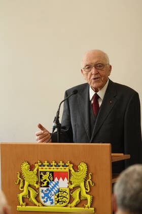 Empfang für den ehemaligen Bayerischen Innenminister Bruno Merk aus Anlass seines 90. Geburtstags. Bruno Merk bedankt sich mit einer Rede für den Empfang. Am 17.04.2012 wurde der ehemalige bayerische CSU-Politiker und Innenminister Bruno Merk im Bayerischen Innenministerium in München mit einem Empfang aus Anlass seines 90. Geburtstags geehrt. Nachtrag: Bruno Merk ist am 13.03.2013 in Günzburg gestorben. - Bruno Merk speaks words of thanks for the reception. On April 17th, 2012, the former Bavarian CSU politician and Interior Minister Bruno Merk was honored at the Bavarian Interior Ministry in Munich, Germany, with a reception on the occasion of his 90th birthday. Addendum: Bruno Merk died on March 13, 2013 in Guenzburg, Germany. MÃ Copyright: xMichaelxLucanxxxaal.photox