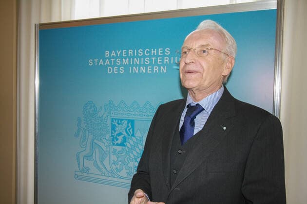 Empfang für den ehemaligen Bayerischen Innenminister Bruno Merk aus Anlass seines 90. Geburtstags. Dr. Edmund Stoiber (CSU) vor Beginn der Veranstaltung. Am 17.04.2012 wurde der ehemalige bayerische CSU-Politiker und Innenminister Bruno Merk im Bayerischen Innenministerium in München mit einem Empfang aus Anlass seines 90. Geburtstags geehrt. Nachtrag: Bruno Merk ist am 13.03.2013 in Günzburg gestorben. - Dr. Edmund Stoiber (CSU) before the start of the event. On April 17th, 2012, the former Bavarian CSU politician and Interior Minister Bruno Merk was honored at the Bavarian Interior Ministry in Munich, Germany, with a reception on the occasion of his 90th birthday. Addendum: Bruno Merk died on March 13, 2013 in Guenzburg, Germany. Copyright: xMichaelxLucanxxxaal.photox