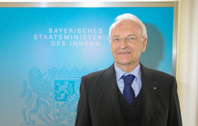 Empfang für den ehemaligen Bayerischen Innenminister Bruno Merk aus Anlass seines 90. Geburtstags. Dr. Edmund Stoiber (CSU) vor Beginn der Veranstaltung. Am 17.04.2012 wurde der ehemalige bayerische CSU-Politiker und Innenminister Bruno Merk im Bayerischen Innenministerium in München mit einem Empfang aus Anlass seines 90. Geburtstags geehrt. Nachtrag: Bruno Merk ist am 13.03.2013 in Günzburg gestorben. - Dr. Edmund Stoiber (CSU) before the start of the event. On April 17th, 2012, the former Bavarian CSU politician and Interior Minister Bruno Merk was honored at the Bavarian Interior Ministry in Munich, Germany, with a reception on the occasion of his 90th birthday. Addendum: Bruno Merk died on March 13, 2013 in Guenzburg, Germany. Copyright: xMichaelxLucanxxxaal.photox