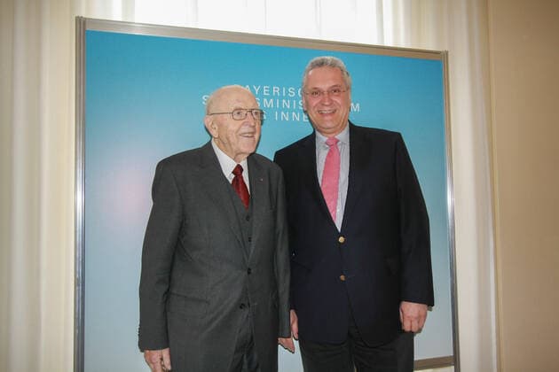 Empfang für den ehemaligen Bayerischen Innenminister Bruno Merk aus Anlass seines 90. Geburtstags. Bruno Merk (links) mit dem Bayerischen Innenminister Joachim Herrmann (CSU). Am 17.04.2012 wurde der ehemalige bayerische CSU-Politiker und Innenminister Bruno Merk im Bayerischen Innenministerium in München mit einem Empfang aus Anlass seines 90. Geburtstags geehrt. Nachtrag: Bruno Merk ist am 13.03.2013 in Günzburg gestorben. - Bruno Merk (left) with Bavarian Interior Minister Joachim Herrmann (CSU). On April 17th, 2012, the former Bavarian CSU politician and Interior Minister Bruno Merk was honored at the Bavarian Interior Ministry in Munich, Germany, with a reception on the occasion of his 90th birthday. Addendum: Bruno Merk died on Copyright: xMichaelxLucanxxxaal.photox