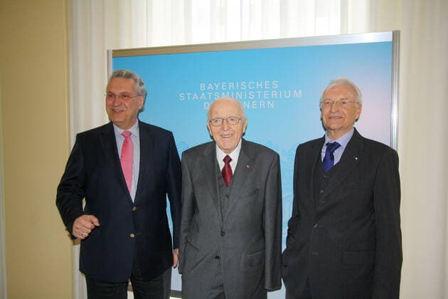 Empfang für den ehemaligen Bayerischen Innenminister Bruno Merk aus Anlass seines 90. Geburtstags. Bruno Merk (Mitte) mit dem Bayerischen Innenminister Joachim Herrmann (CSU) und Dr. Edmund Stoiber (CSU, rechts). Am 17.04.2012 wurde der ehemalige bayerische CSU-Politiker und Innenminister Bruno Merk im Bayerischen Innenministerium in München mit einem Empfang aus Anlass seines 90. Geburtstags geehrt. Nachtrag: Bruno Merk ist am 13.03.2013 in Günzburg gestorben. - Bruno Merk (center) with the Bavarian Interior Minister Joachim Herrmann (CSU) and Dr. Edmund Stoiber (CSU, right). On April 17th, 2012, the former Bavarian CSU politician and Interior Minister Bruno Merk was honored at the Bavarian Interior Ministry in Munich, Germany, with Copyright: xMichaelxLucanxxxaal.photox