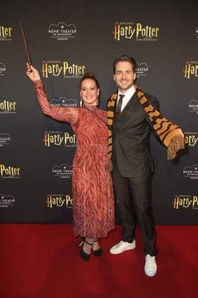 Bilder des Jahres 2021, Entertainment 12 Dezember Entertainment Themen der Woche KW48 Entertainment Bilder des Tages Alexander Klaws und seine Ehefrau Nadja Scheiwiller bei der Harry Potter und das verwunschene Kind Musical Premiere am 5.12.2021 in Hamburg Harry Potter Musical Premiere in Hamburg