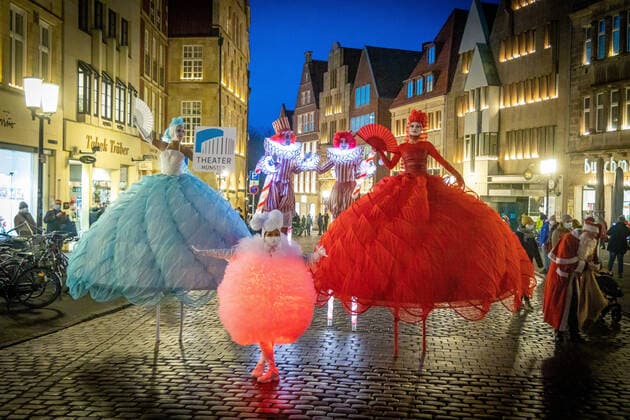 Bilder des Jahres 2021, Entertainment 12 Dezember Entertainment Themen der Woche KW49 Werbeaktion des Theater Münster in der Innenstadt von Münster DEU, Deutschland, Nordrhein-Westfalen, Münster, 10.12.2021: Stelzenläufer in buntem Fantasiekostüm. Mitglieder der Berliner Dulce Compania laufen Werbung für das Theaterprogramm der Spielzeit 2021 2022 des Theater Münster