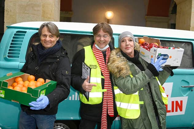 Bilder des Jahres 2021, Entertainment 12 Dezember Entertainment Themen der Woche KW50 Entertainment Bilder des Tages Wolfgang Bahro, Marcus Zander und Katy Karrenbauer verteilen Essen und Geschenke aus dem Food Truck an Obdachlose und Bedürftige. Berlin, 13.12.2021