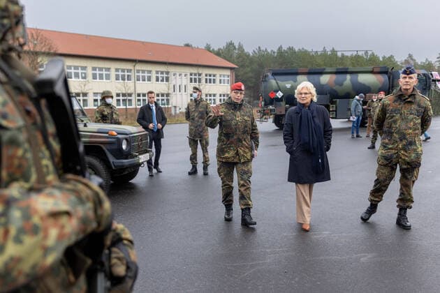 News Themen der Woche KW50 News Bilder des Tages Bundesverteidigungsministerin Christine Lambrecht im GesprâˆöÂßch wâˆöÂßhrend eines Besuches des Logistikbataillons 172 in Beelitz, 14.12.2021. Beelitz Deutschland