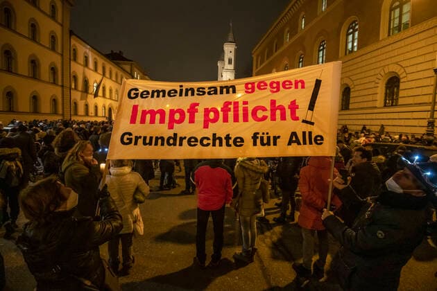 News Themen der Woche KW50 News Bilder des Tages Querdenker-Demo, Ludwigstraße, München 15. Dezember 2021 DEU, Deutschland, München, 15.12.2021, grosse Kundgebung von Corona-Rebellen gegen Coronamassnahmen und Impfpflicht, Dezember 2021, Querdenker Demo, ca. 3500 DemonstrantInnen, Ludwigstrasse, Ecke Schellingstrasse, abends, Bayern, Dezember, Querformat