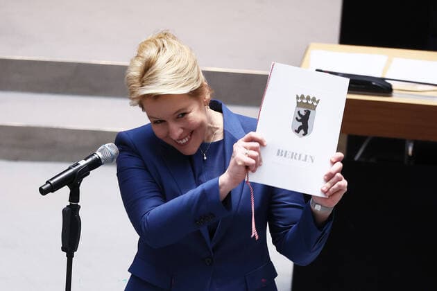 Bilder des Jahres 2021, News 12 Dezember News Themen der Woche KW51 News Bilder des Tages Franziska Giffey mit der Urkunde nach der Wahl zur neuen Regierenden Buergermeisterin im Abgeordnetenhaus in Berlin am 21. Dezember 2021. Wahl der Regierenden Buergermeisterin von Berlin