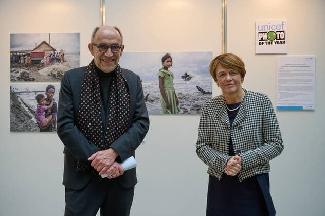 Bilder des Jahres 2021, News 12 Dezember News Themen der Woche KW51 News Bilder des Tages Unicef-Schirmherrin Elke Buedenbender und Peter-Matthias Gaede, Unicef-Vorstand, vor dem Unicef-Foto des Jahres 2021 in der Ausstellung im Haus der Bundespressekonferenz in Berlin (Foto vom 21.12.2021). Das Siegerfoto des indischen Fotografen Supratim Bhattacharjee aus den indischen Sundarbans zeigt ein elfjaehriges indisches Maedchen, dessen Teeausschank von einem verheerenden Wirbelsturm auf das offene Meer gefegt wurde. (Siehe epd-Meldung vom 21.12.2021) Unicef-Foto des Jahres zeigt indisches Maedchen vor verwuesteter Kueste