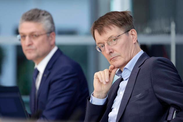 Bilder des Jahres 2021, News 12 Dezember News Themen der Woche KW51 News Bilder des Tages Prof. Dr. Lothar H. Wieler, Praesident Robert-Koch-Institut, (RKI), Prof. Dr. Karl Lauterbach, Bundesminister fuer Gesundheit, SPD, PK zu - Corona-Lage, DEU, Berlin, 22.12.2021