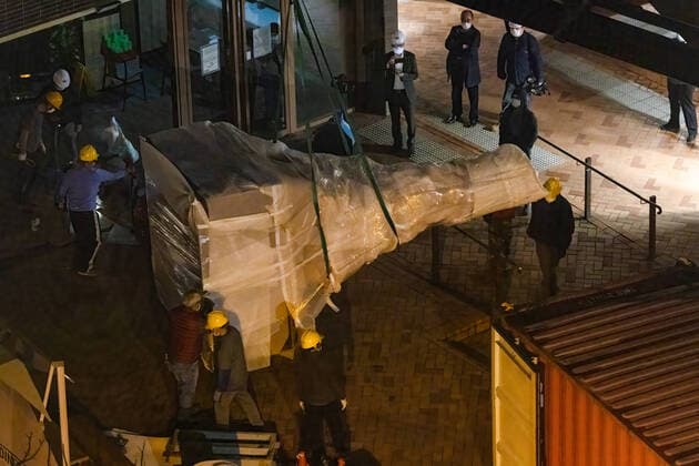 Bilder des Jahres 2021, News 12 Dezember News Themen der Woche KW51 News Bilder des Tages December 23, 2021, Hong Kong, China: The lower-half of the statue was hanged by the crane and ready to be moved inside the container for transportation..Authorities in Hong Kong tore down a public sculpture dedicated to the victims of the Tiananmen Square massacre, accelerating a campaign to erase the crackdown from public recollection and stamp out dissent in a city that until recently was one of Asia™s freest..The 26-foot-tall artwork, known as the Pillar of Shame, had stood at the University of Hong Kong for nearly a quarter-century and honored the hundreds, if not thousands, of students and others killed on June 4, 1989, when the Chinese military crushed pro-democracy protests. Hong Kong China - ZUMAs197 20211223_zaa_s197_025 Copyright: xAlexxChanx