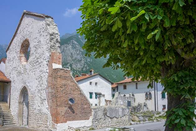 Ruinen der beim Erdbeben von 1976 eingestürzten Kirche, Venzone, Provinz Udine, Italien, Europa Copyright: imageBROKER ChristianxHandl ibxhan07195177.jpg