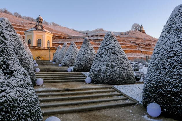 Bilder des Jahres 2021, News 12 Dezember News Themen der Woche KW51 News Bilder des Tages Die Morgensonne beleuchtet am 26.12.2021 die leicht verschneiten Weinhänge von Schloß Wackerbarth (mit dem Belvedere und dem Jacobstein) in Radebeul Sachsen.