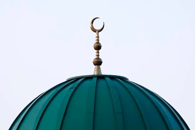 Ein Halbmond krönt das Dach der Al-Muhajirin Moschee in Bonn. Die Hilal (Mondsichel) ist ein arabischer Begriff für die Sichel des zunehmenden Mondes und heute eines der bedeutendsten muslimischen Embleme. (Themenbild, Symbolbild) Bonn, 30.11.2021