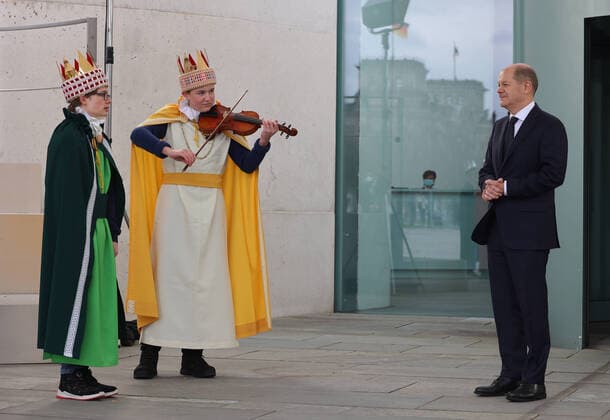 Bilder des Jahres 2022, News 01 Januar News Themen der Woche KW01 News Bilder des Tages BK Scholz und Sternsinger 05.01.2022, Germany, Berlin, Bundeskanzleramt, Bundeskanzler Olaf Scholz empfaengt im Ehrenhof die Sternsinger, die mit ihrem Spruch das Haus weihen. Spenden sollen wohltaetigen Zwecken zugute kommen. Im 17. Jahrhundert wurde per dekret es in Freising in Bayern der Sternsingern verboten, das gesammelte Geld in Bier umzusetzen. Hier die Sternsinger aus Wolfsburg , kath Pfarrei St. Christophorus, mit v rechts Julian 14 Jahre Johannes 14 J, Agatha 17 Jahre und Clemens 12 Jahre, Der Spruch fuer das Haus war CHristus segne dieses Haus Berlin Berlin Germany