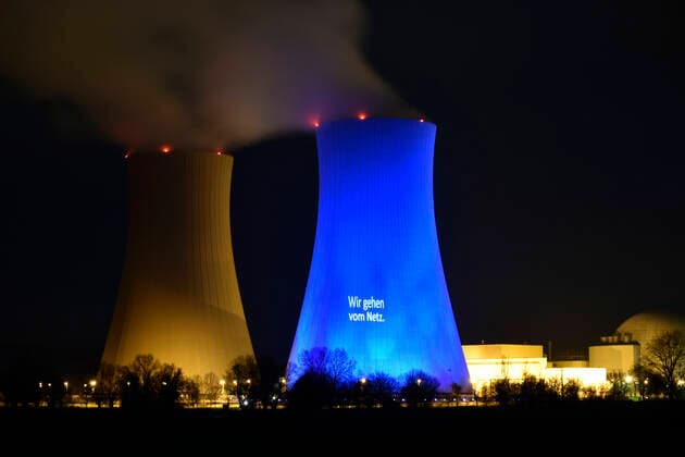 Das AKW festlicht zum Abschied iluminiert vor der finalen Netzabschaltung zum 31.Dezember 2021. Grohnde, 17.12.2021