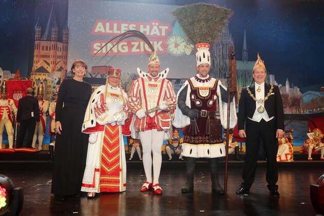 Bilder des Jahres 2022, Entertainment 01 Januar Entertainment Themen der Woche KW01 Entertainment Bilder des Tages Kölner Karneval, Proklamation der Kölner Dreigestirne als TV-Produktion im Kölner Gürzenich, Oberbürgermeisterin Henriette Reker übergibt Insignien, ohne Publikum, aber zusammen mit dem Kölner Kinderdreigestirn, Dreigestirn: Prinz Sven I. (Oleff), Bauern Gereon (Glasemacher), Jungfrau Gerdemie (Dr. Björn Braun), Kinderdreigestirn: Kinderprinz Felix I. (Diederichs), Kinderbauer Robin (Valentin Fischenich) Kinderjungfrau Helena (Baum) rechts: Christoph Kuckelkorn 07.01.2022, Bild: