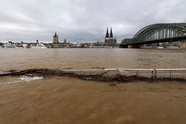 Bilder des Jahres 2022, News 01 Januar News Themen der Woche KW01 News Bilder des Tages Wegen Hochwasser ist der Zugang zum Rheinboulevard versperrt. Nachdem der Rheinpegel gestern die erste Hochwassermarke überschritten hatte, gaben die Stadtentwässerungsbetriebe (StEB) heute Entwarnung: Der Wasserstand am Kölner Pegel betrug am Freitagmorgen nur noch 6,82 Meter. Köln; 07.01.2022