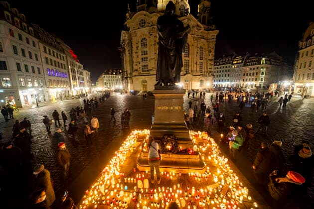 Bilder des Jahres 2022, News 01 Januar News Themen der Woche KW01 News Bilder des Tages Haltung zeigen Die Dresdner Initiative Haltung zeigen rief am Samstag zu einer Kerzenaktion auf dem Neumarkt vor der Frauenkirche auf. Tausende Menschen der schweigenden Mehrheit folgten der Einladung und stellten still Kerzen auf und protestierten auf diese Art gegen die zunehmende Querdenker-, Corona-Leugner und Impfgegner-Bewegung. Dresden Sachsen GERMANY