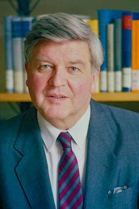 Prof. Dr. Hans Maier, 1986 DEU, Deutschland, 1986, Prof. Dr. Hans Maier, geb. 1931, Portraet, Portrait, Politikwissenschaftler, Politiker, damals bayerischer Kultusminister (1970-1986), Bayern, Geschichte, 1980er, 80er, Jahre, Achtziger Jahre, historisch,