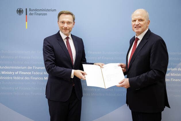 Bilder des Jahres 2022, News 01 Januar News Themen der Woche KW02 News Bilder des Tages Urkundenuebergabe durch Christian Lindner, Bundesminister der Finanzen, (L) an Staatssekretaer Carsten Pillath (R) im Bundesministerium der Finanzen. Berlin, 14.01.2022. Berlin Deutschland