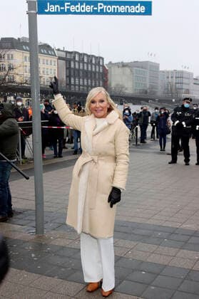 Bilder des Jahres 2022, Entertainment 01 Januar Entertainment Themen der Woche KW02 Marion Fedder bei der Einweihung der Jan-Fedder-Promenade. Die bislang nicht offiziell benannte Uferpromenade am Hafen zwischen Landungsbrücken und Baumwall trägt jetzt den Namen des Hamburger Volksschauspielers und Ehrenkommissars der Polizei Hamburg. Hamburg, 14.01.2022