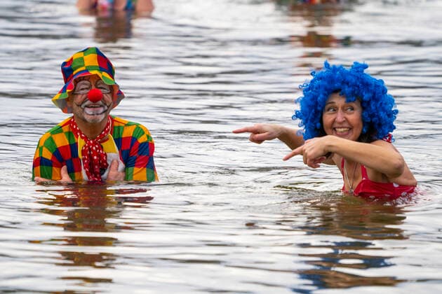 Bilder des Jahres 2022, News 01 Januar News Themen der Woche KW02 News Bilder des Tages Zum Eisfasching im Orankesee in Berlin-Hohenschönhausen unter Coronaregeln trafen sich rund 70 Liebhaber des Eisbadens und Winterschwimmens aus zehn Vereinen der Republik. Die längste Anreise hatte ein Winterschwimmer aus Estland. Ausrichter des Eisfaschings bei einer Wassertemperatur von vier Grad war der Verein Berliner Seehunde. Foto: Volker Hohlfeld Eisfasching im Orankesee