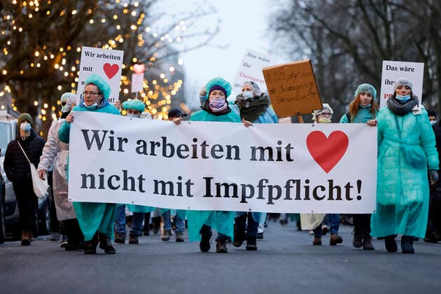 Bilder des Jahres 2022, News 01 Januar News Themen der Woche KW02 Bei einer angemeldeten Demo demonstrierten etwa 8000 Gegner einer Impfpflicht mit einem Spaziergang gegen die Corona-Maßnahmen der Bundesregierung - darunter auch viele Pflegekräfte, die wegen der Impfpflicht im Gesundheitsbereich ihren Job zu verlieren drohen. Düsseldorf, 15.01.2022