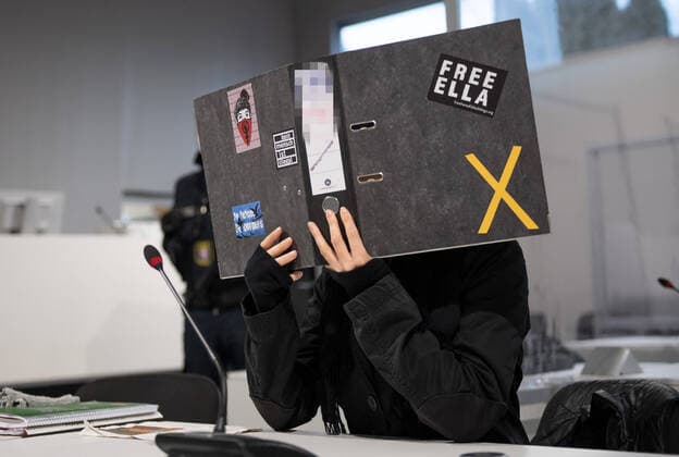 Bilder des Jahres 2022, News 01 Januar News Themen der Woche KW03 News Bilder des Tages 17.01.2022, xblx, Justiz, Prozess: Berufungsprozess gegen A49-Aktivistin v.l. Angeklagte UwP1 im Gerichtssaal. In den Medien wird die Frau als ELLA bezeichnet. Giessen