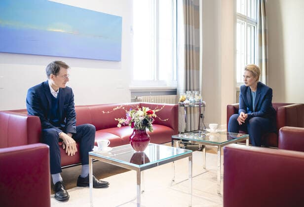 Bilder des Jahres 2022, News 01 Januar News Themen der Woche KW03 News Bilder des Tages Bundesgesundheitsminister Karl Lauterbach (SPD), trifft die Ministerpraesidentin von Mecklenburg-Vorpommern, Manuela Schwesig (SPD) in Schwerin am 17.01.2022. Berlin Deutschland