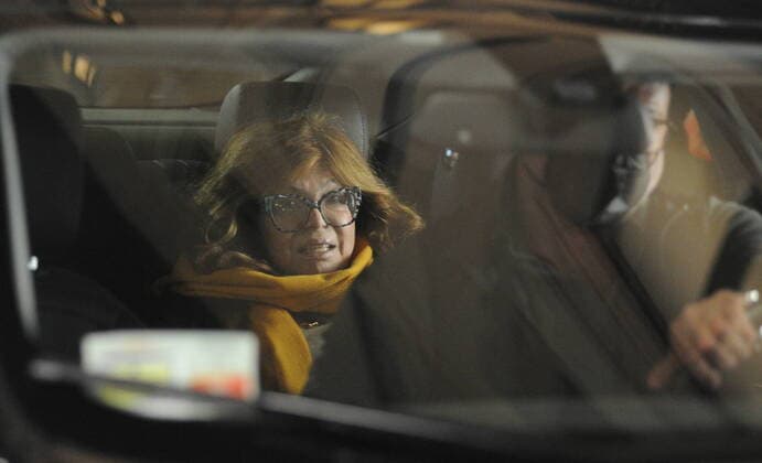 Bilder des Jahres 2022, Entertainment 01 Januar Entertainment Themen der Woche KW03 Patrizia Reggiani in Mailand unterwegs Milan, 20-01-2022 Patrizia Reggiani, 73, who in 1995 committed the murder of her husband MAURIZIO GUCCI, which is why she was sentenced to 26 years, is now a free woman. Here she arrives in the evening in the center, helped by her bodyguard driver and a caregiver who help her walk, as her extreme difficulty is evident. After having had an aperitif at COVA , the famous bar in via Montenapoleone, Patrizia Reggiani heads towards the exit and is helped to reach the car to be accompanied home. Despite the help, Patrizia Reggiani risks falling to the ground several times, but the strong arms of the two men avoid the worst. EXCLUSIVE SERVICE- Copyright: xMimmoxCarriero-x xIPAx xMIMMOxCARRIERO-EXCLx