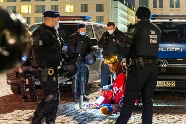 Bilder des Jahres 2022, News 01 Januar News Themen der Woche KW03 News Bilder des Tages Polizeieinsatz Coronaleugner wollten in Dresden eine Demonstration veranstelten, welche von der Stadt Dresden verboten wurde. Bis zu 500 Personen ignorierten dieses jedoch. Einheiten der sächsischen Bereitschaftspolizei sowie Berliner Polizisten unterbanden dieses jedoch.. Insgesamt waren 780 Polizisten im Einsatz. on starken polizeikräften besetzter Altmarkt. Eine einzeln und aggresiv auftretende Demonstrantin wurde festgesetzt und kontrolliert. Dresden Sachsen GERMANY