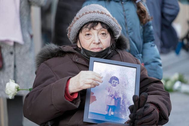 Bilder des Jahres 2022, News 01 Januar News Themen der Woche KW04 News Bilder des Tages Stolpersteine Inge Auerbacher gedenkt gemeinsam mit der Bundestagspraesidentin Ruth Nelly Abrahams und ihrer Familie Aktuell, 28.01.2022, Inge Auerbacher besucht gemeinsam mit der Bundestagspraesidentin zum gedenken an Ruth Nelly Abrahams und ihrer Familie deren Stolpersteine in der Wallstrasse in Berlin der an den Ort erinnern soll von dort aus Sie ins Konzentrationslager Theresienstadt deportiert und spaeter in Auschwitz ermordert worden sind Berlin Berlin Deutschland