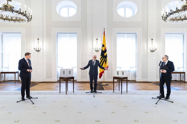 Bilder des Jahres 2022, News 01 Januar News Themen der Woche News Bilder des Tages (L-R) Christian Lindner (FDP), Bundesminister der Finanzen, Bundespraesident Frank-Walter Steinmeier und Pfarrer Ulrich Lilie, Praesident der Bundesarbeitsgemeinschaft der Freien Wohlfahrtspflege und Praesident der Diakonie Deutschland, aufgenommen im Rahmen der Vorstellung der Wohlfahrtsmarke im Schloss Bellevue in Berlin, 31.01.2022. Berlin Germany Copyright: xFlorianxGaertnerx