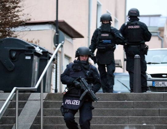 Bilder des Jahres 2022, News 01 Januar News Themen der Woche News Bilder des Tages 31.01.2022, xstox, News Blaulicht, Polizei Einsatz in Elversberg Verhaftung von Andreas Johannes S. empoli, v.l. Einsatz in Sulzbach Elversberg zur Ergreifung des Verdaechtigen des Polizeimordes in der Baeckerei der Eltern. Elversberg